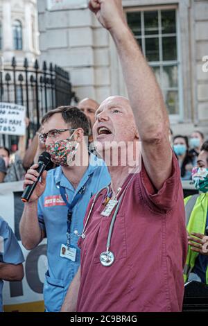 I lavoratori della NHS sono scesi a Downing Street per chiedere un immediato aumento della retribuzione Foto Stock