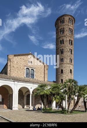 Vista esterna della Basilica di Sant'Apollinare nuovo, chiesa costruita da Teodorico il Grande come suo palazzo-cappella, elencato dall'UNESCO per i suoi religiosi Foto Stock