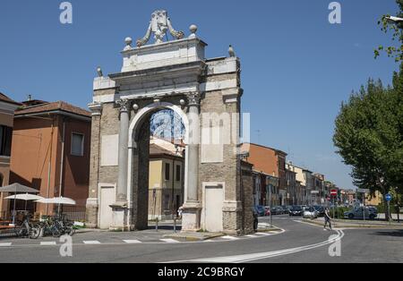 Porta Nuova, detta anche porta Gregoriana o porta Pamphilia, è una porta monumentale a Ravenna, situata nell'estremo sud di Via di Roma, nel sud Foto Stock