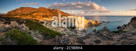 Il paesaggio costiero vicino a Kalo Nero villaggio nel sud di Creta. Foto Stock