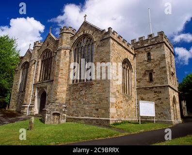 Vista del pozzo di St Guron e del W End e del portico a due piani della Chiesa di St Petroc, Bodmin; Cornovaglia, Inghilterra, Regno Unito. Bene casa & chiesa sono principalmente C 15. Foto Stock