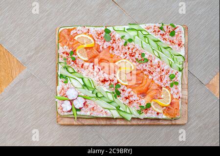 Smörgåstårta, sandwich svedese come torta o torta sandwich è un piatto con ingredienti di pesce come salmone, gamberi e gamberi. Foto Stock
