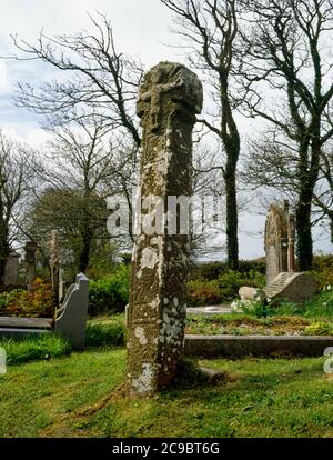 Vista SSW dell'alta ruota di granito testa churchyard croce S di St Credan's Church, Sancreed, Cornovaglia, Inghilterra, Regno Unito: Un memoriale riutilizzato primo cristiano. Foto Stock