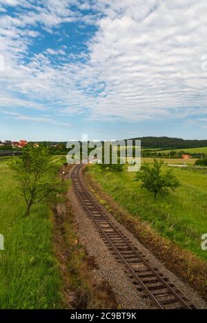 Curva ferrovia con dintorni collinari vicino Valaske Prikazy villaggio in Repubblica Ceca Foto Stock