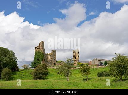 Il castello in rovina nel villaggio di Sheriff Hutton, North Yorkshire, Inghilterra Regno Unito Foto Stock