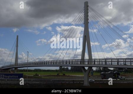 Autostrade Agenzia costruita Cable ha rimasto in acciaio pedaliera ciclo e passerella sopra la A14 a Bar Hill, Cambridgeshire, Cambs, Inghilterra, regno unito Foto Stock