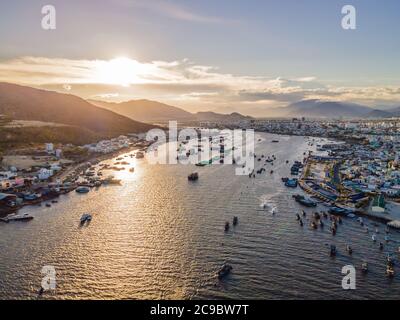 Vista dall'alto di una barca che naviga verso il mare o il fiume Foto Stock