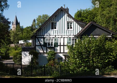 Casa in legno con moderno fotovoltaico sul tetto a Wipperfürth, Germania Foto Stock