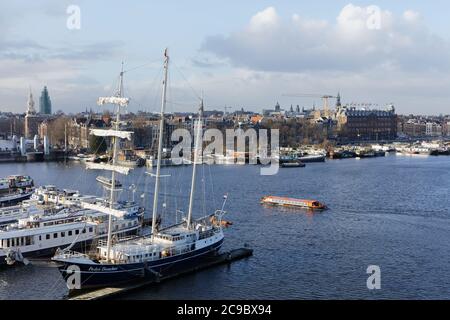 Città di Amsterdam, Paesi Bassi con navi storiche nel porto Foto Stock
