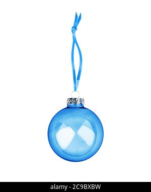Sfera di vetro trasparente blu chiaro appesa su nastro sfondo bianco isolato primo piano, decorazione Сhristmas albero, lucido rotondo bauble, decorazione di nuovo anno Foto Stock