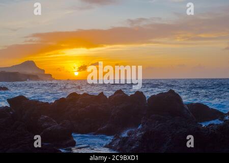 Pietre di lava sulla spiaggia di Piscinas Naturais Biscoitos. Oceano Atlantico. Terceira Azzorre, Portogallo. Foto Stock