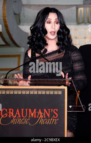 Los Angeles, Stati Uniti. 18 Nov 2010. Cerimonia Cher at the Hand and and Footprints al TCL Chinese Theatre di Hollywood. Los Angeles, Nov 18, 2010 | Use worldwide Credit: dpa/Alamy Live News Foto Stock