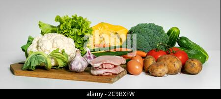 cibo agricolo fresco biologico - gruppo di verdure, uova e carne Foto Stock
