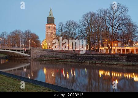 Vista sulla Cattedrale di Turku e sul fiume Aura. E' la chiesa centrale dell'Arcidiocesi di Turku. Turku, Finlandia Foto Stock