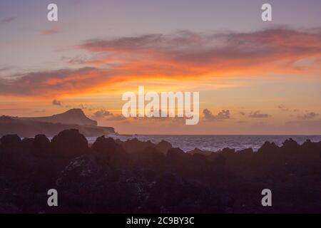 Pietre di lava sulla spiaggia di Piscinas Naturais Biscoitos. Oceano Atlantico. Terceira Azzorre, Portogallo. Foto Stock