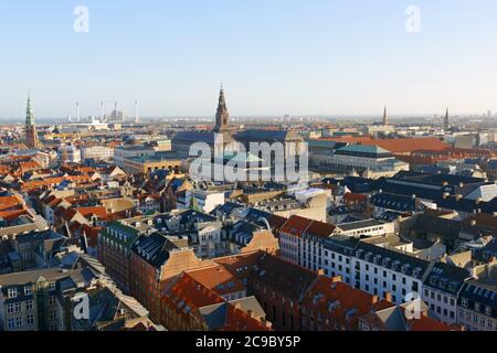 Città di Copenhagen, la capitale della Danimarca, in una giornata di sole. Il Palazzo di Christiansborg è raffigurato nel centro Foto Stock