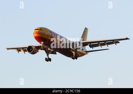 Un Airbus A300B4-622R(F) che vola per DHL European Air Transport atterra all'aeroporto Heathrow di Londra Foto Stock