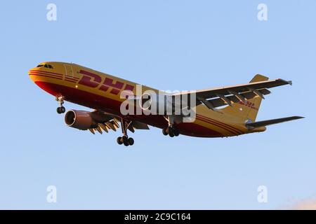 Un Airbus A300B4-622R(F) che vola per DHL European Air Transport atterra all'aeroporto Heathrow di Londra Foto Stock