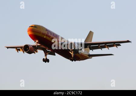 Un Airbus A300B4-622R(F) che vola per DHL European Air Transport atterra all'aeroporto Heathrow di Londra Foto Stock