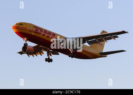 Un Airbus A300B4-622R(F) che vola per DHL European Air Transport atterra all'aeroporto Heathrow di Londra Foto Stock