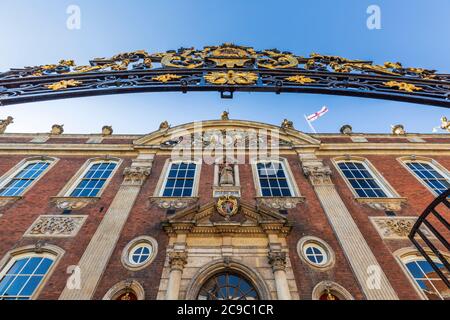 Attraverso il cancello d'ingresso alla Guildhall ornata nella città di Worcester, Inghilterra Foto Stock