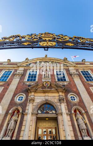 Attraverso il cancello d'ingresso alla Guildhall ornata nella città di Worcester, Inghilterra Foto Stock