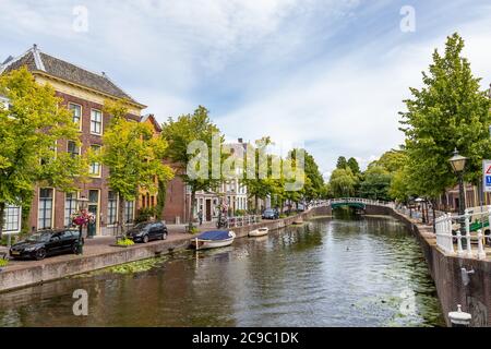 Leiden, Paesi Bassi - 22 luglio 2020: Paesaggio urbano Leiden vista Jan van Houtkade con canale, case e ponte durante l'estate. Foto Stock