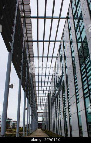 Uffici Eurocentral Maxim architettura moderna, guardare l'edificio esterno corridoio con persiane Foto Stock