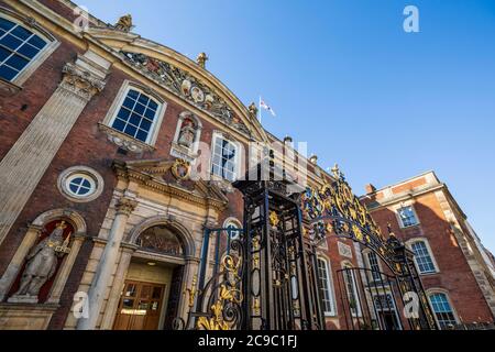 La Guildhall ornata con cancelli di ferro nella città di Worcester, Inghilterra Foto Stock