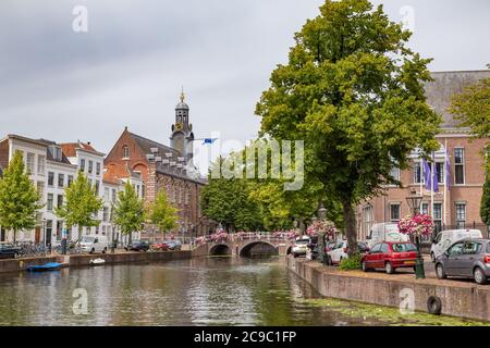 Leiden, Paesi Bassi - 22 luglio 2020: Paesaggio urbano Leiden vista Rapenburg con l'Accademia edificio dell'Università di Leiden. Foto Stock