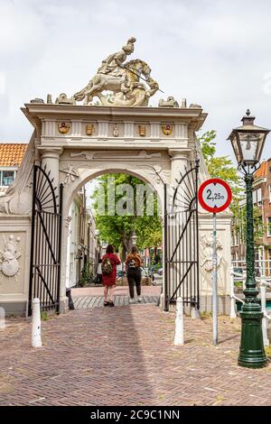 Leiden, Paesi Bassi - 22 luglio 2020: Porta Doelenpoort e canale Doelen nel centro storico di Leiden, Paesi Bassi, Europa Foto Stock