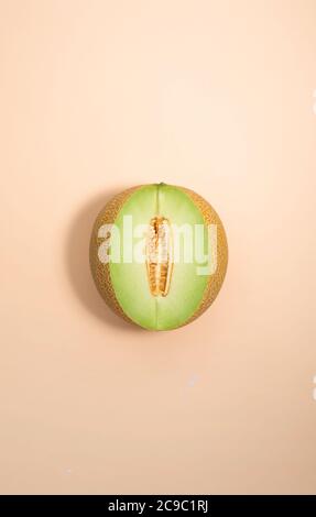 Pezzo di melone tagliato su sfondo beige Foto Stock