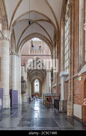 Leiden, Paesi Bassi - 22 luglio 2020: Interno Saint Pieterschurch nel centro storico di Leiden, Paesi Bassi Foto Stock