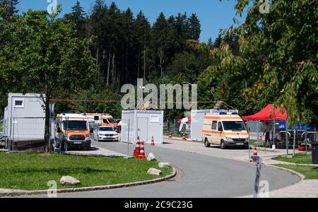 Bergen, Germania. 30 luglio 2020. Un centro di prova corona è visibile sull'autostrada 8 (A8) presso la zona di sosta di Hochfelln-Nord. In considerazione del recente aumento delle cifre relative all'infezione da corona, il governo dello Stato bavarese sta lanciando un'offensiva contro l'incuria e sta lanciando un'offensiva di prova. Le persone che ritornano da un viaggio possono avere essi stessi testato per il virus corona a varie fermate di riposo gratuitamente. Credit: Sven Hoppe/dpa/Alamy Live News Foto Stock