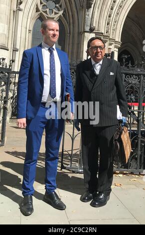 Lord Sheikh (a destra), con il suo avvocato Callum Galbraith, al di fuori della Corte di giustizia reale di Londra, dopo che l'editore di MailOnline ha accettato di pagare danni 'substantial' per risolvere la sua richiesta di diffamazione su 'accuse altamente diffamatorie' riguardo alla sua partecipazione ad una conferenza sui diritti palestinesi. Foto Stock