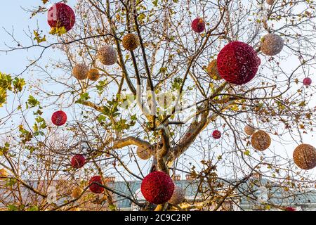 Baubles tradizionali fatti a mano appesi al mercato degli alberi di Chirstmas, Budapest, Ungheria Foto Stock