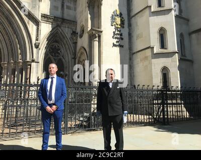 Lord Sheikh (a destra), con il suo avvocato Callum Galbraith, al di fuori della Corte di giustizia reale di Londra, dopo che l'editore di MailOnline ha accettato di pagare danni 'substantial' per risolvere la sua richiesta di diffamazione su 'accuse altamente diffamatorie' riguardo alla sua partecipazione ad una conferenza sui diritti palestinesi. Foto Stock