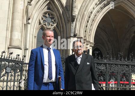 Lord Sheikh (a destra), con il suo avvocato Callum Galbraith, al di fuori della Corte di giustizia reale di Londra, dopo che l'editore di MailOnline ha accettato di pagare danni 'substantial' per risolvere la sua richiesta di diffamazione su 'accuse altamente diffamatorie' riguardo alla sua partecipazione ad una conferenza sui diritti palestinesi. Foto Stock