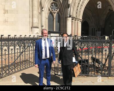 Lord Sheikh (a destra), con il suo avvocato Callum Galbraith, al di fuori della Corte di giustizia reale di Londra, dopo che l'editore di MailOnline ha accettato di pagare danni 'substantial' per risolvere la sua richiesta di diffamazione su 'accuse altamente diffamatorie' riguardo alla sua partecipazione ad una conferenza sui diritti palestinesi. Foto Stock