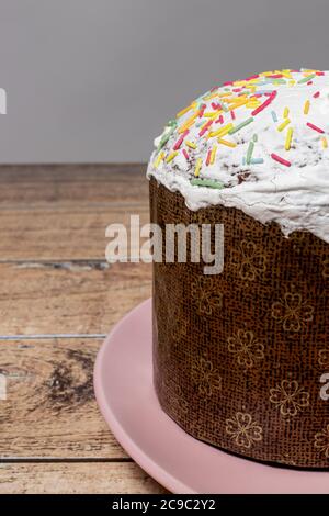 Luminosa vacanza di Pasqua. Torta di Pasqua festosa con uvetta su un piatto. Religione. Foto Stock