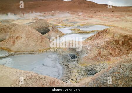Laghi di fango bollente in Sol de Manana o il campo geotermico del sole del mattino, Dipartimento di Potosi della Bolivia, Sud America Foto Stock