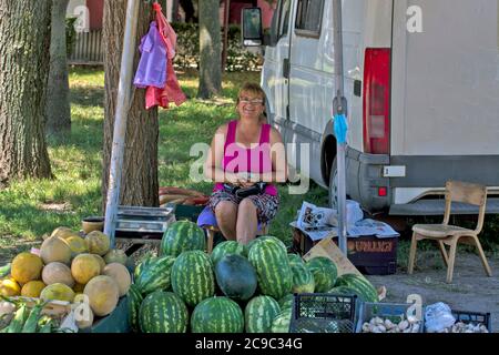 Zrenjanin, Serbia, luglio 29,2020.Efficient e vendita rapida di cocomeri sulla strada vicino a edifici con un sacco di abitanti.in aggiunta al cocomero Foto Stock