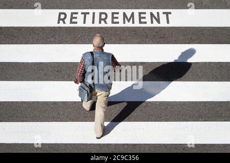 Concetto di pensionamento. Scena di un uomo anziano che cammina in una cebra che attraversa il testo di pensionamento. Vista dall'alto Foto Stock
