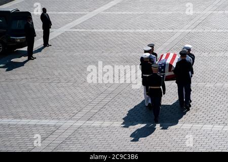 La bandiera drappeggiato casket del rappresentante degli Stati Uniti John Lewis (democratico di Georgia) è portato giù i passi del Campidoglio dopo aver mentato nello stato a Washington, DC, il 29 luglio 2020.Credit: Anna Moneymaker / Pool via CNP /MediaPunch Foto Stock