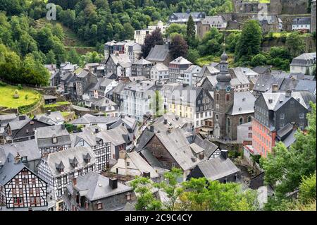 Splendida vista sulla città vecchia di Monschau in Germania Foto Stock