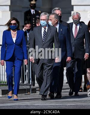 Membri della leadership del Congresso, tra cui il Presidente della Camera dei rappresentanti degli Stati Uniti Nancy Pelosi (democratico della California), il leader della maggioranza del Senato statunitense Mitch McConnell (repubblicano del Kentucky), il leader delle minoranze del Senato americano Chuck Schumer (democratico di New York), il leader delle minoranze della Camera degli Stati Uniti Kevin McCarthy (repubblicano della California) E il leader della maggioranza della Camera degli Stati Uniti Steny Hoyer (democratico del Maryland) arrivano per vedere il cazzo del rappresentante degli Stati Uniti John Lewis (democratico della Georgia), un pioniere dei diritti civili e membro da tempo del Congresso morto il 17 luglio, lasciare il Campidoglio degli Stati Uniti dopo aver mentato nello stato in Foto Stock