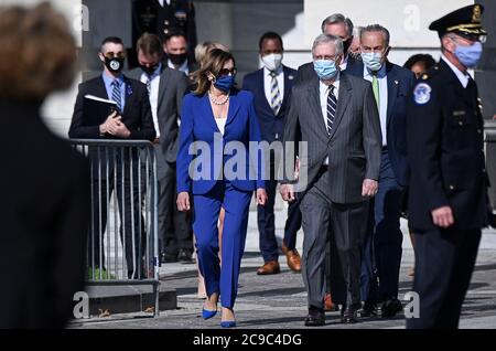 Membri della leadership del Congresso, tra cui il Presidente della Camera dei rappresentanti degli Stati Uniti Nancy Pelosi (democratico della California), il leader della maggioranza del Senato statunitense Mitch McConnell (repubblicano del Kentucky), il leader delle minoranze del Senato americano Chuck Schumer (democratico di New York), il leader delle minoranze della Camera degli Stati Uniti Kevin McCarthy (repubblicano della California) E il leader della maggioranza della Camera degli Stati Uniti Steny Hoyer (democratico del Maryland) arrivano per vedere il cazzo del rappresentante degli Stati Uniti John Lewis (democratico della Georgia), un pioniere dei diritti civili e membro da tempo del Congresso morto il 17 luglio, lasciare il Campidoglio degli Stati Uniti dopo aver mentato nello stato in Foto Stock