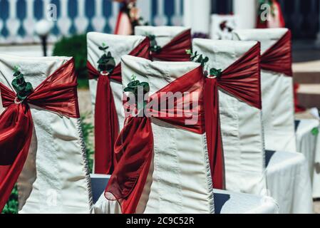Sedie per cerimonie nuziali. Sedia di copertura per matrimoni Foto Stock