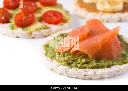 Assortimento di ingredienti su torte di riso soffiato isolato su fondo bianco Foto Stock