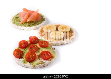Assortimento di ingredienti su torte di riso soffiato isolato su fondo bianco Foto Stock